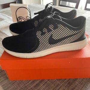 NIKE Free RN